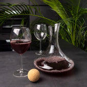 Lade das Bild in den Galerie-Viewer, Intirilife Glas Karaffe mit 1.8 Liter für Rotwein mit Reinigungsperlen - Dekantierkapazität 750ml - Bleifreies Kristallglas Dekanter Mundgeblasen Weinbelüfter Weinkaraffe