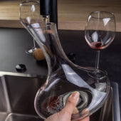 Lade das Bild in den Galerie-Viewer, Intirilife Glas Karaffe mit 1.8 Liter für Rotwein mit Reinigungsperlen - Dekantierkapazität 750ml - Bleifreies Kristallglas Dekanter Mundgeblasen Weinbelüfter Weinkaraffe