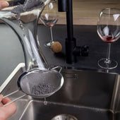 Lade das Bild in den Galerie-Viewer, Intirilife Glas Karaffe mit 1.8 Liter für Rotwein mit Reinigungsperlen - Dekantierkapazität 750ml - Bleifreies Kristallglas Dekanter Mundgeblasen Weinbelüfter Weinkaraffe