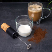 Lade das Bild in den Galerie-Viewer, Intirilife Elektrischer Milchaufschäumer in Holzoptik - Batteriebetriebener Handaufschäumer, Milchschaumerzeuger für Kaffee, Latte Macchiato, Cappuccino, heiße Schokolade
