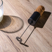 Lade das Bild in den Galerie-Viewer, Intirilife Elektrischer Milchaufschäumer in Holzoptik - Batteriebetriebener Handaufschäumer, Milchschaumerzeuger für Kaffee, Latte Macchiato, Cappuccino, heiße Schokolade