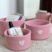 Lade das Bild in den Galerie-Viewer, Intirilife 3-teiliges Aufbewahrungskorb Set Organizer in Rosa mit Herzaufnäher - 24 x 14 / 22 x 12.5 / 19 x 10 cm - Praktische Aufbewahrungs Körbe für Regale Ablagen als Deko