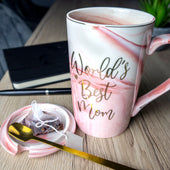 Lade das Bild in den Galerie-Viewer, Intirilife Kaffeetasse mit Deckel Muttertags Geschenk - World's Best Mom - in Rosa - 8 x 13 cm - Füllmenge 280 ml - Teetasse mit Marmor Optik für Geburtstag mit Geschenkebox