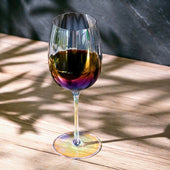 Lade das Bild in den Galerie-Viewer, Intirilife Wein Glas mit Regenbogen Schimmer und Wellenform - 440 ml Füllmenge