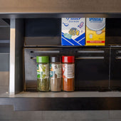 Lade das Bild in den Galerie-Viewer, Intirilife Gewürzregal für die Schublade aus Acryl in Schwarz mit Etiketten - Steckbar 57 - 15.5 x 30 x 3.8 cm - Erweiterbar Gewürzeinsatz 4 Stück Organizer Halter für Schubladen Ordnungssystem