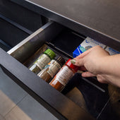 Lade das Bild in den Galerie-Viewer, Intirilife Gewürzregal für die Schublade aus Acryl in Schwarz mit Etiketten - Steckbar 57 - 15.5 x 30 x 3.8 cm - Erweiterbar Gewürzeinsatz 4 Stück Organizer Halter für Schubladen Ordnungssystem