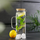 Lade das Bild in den Galerie-Viewer, Intirilife Karaffe mit Bambusdeckel in KLAR - 1,6l Krug aus Borosilikatglas mit Henkel und Holz Deckel hitzebeständig geeignet für heiße und kalte Getränke, Tee, Kaffee, Wasser uvm.