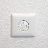 Lade das Bild in den Galerie-Viewer, Intirilife Steckdosen Abdeckung in WEISS - 3.7 x 3 cm - 20er Set Steckdosenschutz ohne Kleben für besseren Schutz - Steckdosensicherung ohne Kleber