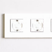 Lade das Bild in den Galerie-Viewer, Intirilife Klebe Steckdosen Abdeckung in WEISS - 3.7 x 3 cm - 20er Set Steckdosenschutz zum Kleben mit Drehmechanik für besseren Schutz - Steckdosensicherung