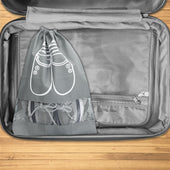 Lade das Bild in den Galerie-Viewer, Intirilife 3x Schuhbeutel in GRAU - Set mit 3 Schuhsäcken mit transparentem Fenster und Zugband aus staub- und wasserabweisendem Vliesstoff - Schuh Organizer Aufbewahrung