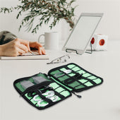 Lade das Bild in den Galerie-Viewer, Intirilife Elektronik Organizer in SCHWARZ - 26 x 20 x 2 cm - Nylon Tasche mit Netz Fach und zahlreichen Fächern perfekt geeignet für Elektrozubehör wie Kopfhörer, USB Stick, Ladekabel uvm.