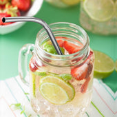 Lade das Bild in den Galerie-Viewer, Intirilife Trinkhalme aus Edelstahl - 20.5 cm Länge / 0.6 cm Durchmesser - 4x Metall Strohhalme mit Reinigungsbürste Silber Wiederverwendbar