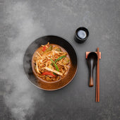 Lade das Bild in den Galerie-Viewer, Intirilife 6-teiliges Ramen Schüssel Set mit 1000 ml Füllmenge für 2 Personen in Schwarz - 22.86 cm Durchmesser - Traditionell japanisches Geschirrset mit Essstäbchen und Löffel