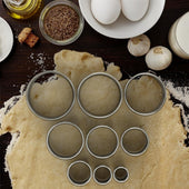 Lade das Bild in den Galerie-Viewer, Intirilife 12-teiligs Ausstechformen Set in Silber mit Aufbewahrungsbox - 3 cm bis 12 cm Cutter Ringe Rund aus Edelstahl für Kekse Cookie Plätzchen Gebäck Backform Ausstecher