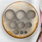 Lade das Bild in den Galerie-Viewer, Intirilife 12-teiligs Ausstechformen Set in Silber mit Aufbewahrungsbox - 3 cm bis 12 cm Cutter Ringe Rund aus Edelstahl für Kekse Cookie Plätzchen Gebäck Backform Ausstecher