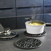 Lade das Bild in den Galerie-Viewer, Intirilife 3-teiliges Silikon Untersetzer Set in Schwarz - 19.5 cm - Flexible Antihaft Topf Untersetzer Rutschfest Hitzebeständige Matte mit verschiedenen Ornamenten