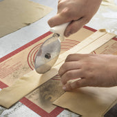 Lade das Bild in den Galerie-Viewer, Intirilife wiederverwendbare Silikon Backmatte in Rot-Braun mit 40 x 60 cm Größe - Backmatte Kochutensil Backunterlage Teigrollmatte