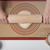 Lade das Bild in den Galerie-Viewer, Intirilife wiederverwendbare Silikon Backmatte in Rot-Braun mit 40 x 60 cm Größe - Backmatte Kochutensil Backunterlage Teigrollmatte