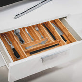Lade das Bild in den Galerie-Viewer, Intirilife Besteckkasten Schubladen Organizer aus Bambus Ausziehbar mit bis zu 8 Fächern - 33 - 50 x 43 x 5 cm - Größenverstellebarer Einsatz für Schubladen für Besteck Kochutensilien uvm
