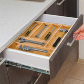 Lade das Bild in den Galerie-Viewer, Intirilife Besteckkasten Schubladen Organizer aus Bambus Ausziehbar mit bis zu 8 Fächern - 33 - 50 x 43 x 5 cm - Größenverstellebarer Einsatz für Schubladen für Besteck Kochutensilien uvm