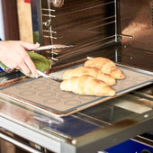 Lade das Bild in den Galerie-Viewer, Intirilife 2x wiederverwendbare Silikon Macaron Backmatte in Grau-Braun mit 42 x 29.5 cm Größe - Backmatte Kochutensil Backunterlage Teigrollmatte