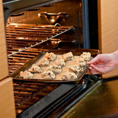 Lade das Bild in den Galerie-Viewer, Intirilife 2x wiederverwendbare Silikon Macaron Backmatte in Grau-Braun mit 42 x 29.5 cm Größe - Backmatte Kochutensil Backunterlage Teigrollmatte