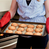 Lade das Bild in den Galerie-Viewer, Intirilife 2x wiederverwendbare Silikon Macaron Backmatte in Grau-Braun mit 42 x 29.5 cm Größe - Backmatte Kochutensil Backunterlage Teigrollmatte