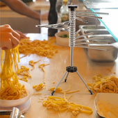 Lade das Bild in den Galerie-Viewer, Intirilife Nudelständer zum Anfhängen und Trocknen von Nudeln mit ausziehbaren Sprossen - 50 cm Höhe - 25 cm Sprossenlänge - Faltpar transportierbar für frische Nudeln