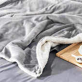 Lade das Bild in den Galerie-Viewer, Intirilife Sherpa Kuscheldecke Grau 200 x 150 cm – Flauschige Fleece Wohndecke, doppelseitig weich & warm für Sofa & Bett – Winterdecke, Tagesdecke, Sofaüberwurf, Mikrofaser, atmungsaktiv, waschbar