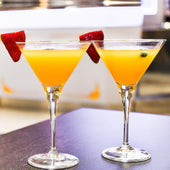 Lade das Bild in den Galerie-Viewer, Intirilife 6x Martini Glas Cocktailglas Kristallglas mit 145 ml Volumen für Bar und Partys spülmaschinenfest Trinkgläser Set