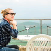 Lade das Bild in den Galerie-Viewer, Intirilife 6x Martini Glas Cocktailglas Kristallglas mit 145 ml Volumen für Bar und Partys spülmaschinenfest Trinkgläser Set