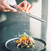 Lade das Bild in den Galerie-Viewer, Intirilife Handreibe aus Edelstahl in Schwarz - 32.5 x 2.5 cm - Käsereibe Zesteur Zestenreißer Zitrusreibe Hobel zum Kochen Verfeinern und Dekorieren