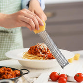 Lade das Bild in den Galerie-Viewer, Intirilife Handreibe aus Edelstahl in Schwarz - 32.5 x 2.5 cm - Käsereibe Zesteur Zestenreißer Zitrusreibe Hobel zum Kochen Verfeinern und Dekorieren