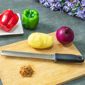 Lade das Bild in den Galerie-Viewer, Intirilife Handreibe aus Edelstahl in Schwarz - 32.5 x 2.5 cm - Käsereibe Zesteur Zestenreißer Zitrusreibe Hobel zum Kochen Verfeinern und Dekorieren