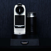 Lade das Bild in den Galerie-Viewer, Intirilife Aufbewahrungsschublade für Kaffeekapseln aus Kunststoff in Schwarz - 38.5 x 23.5 x 6 cm - Kompatibel mit Nespresso Kapseln - Schublade Schubfach Schubkasten