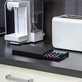 Lade das Bild in den Galerie-Viewer, Intirilife Aufbewahrungsschublade für Kaffeekapseln aus Kunststoff in Schwarz - 38.5 x 23.5 x 6 cm - Kompatibel mit Nespresso Kapseln - Schublade Schubfach Schubkasten