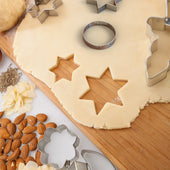 Lade das Bild in den Galerie-Viewer, Intirilife 20-teiliges Ausstechformen Set mit verschiedenen Formen und Größen aus Edelstahl mit praktischer Aufbewahrungsbox 19.5 x 15 x 6.6 cm