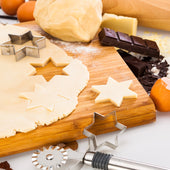 Lade das Bild in den Galerie-Viewer, Intirilife 20-teiliges Ausstechformen Set mit verschiedenen Formen und Größen aus Edelstahl mit praktischer Aufbewahrungsbox 19.5 x 15 x 6.6 cm