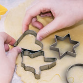 Lade das Bild in den Galerie-Viewer, Intirilife 20-teiliges Ausstechformen Set mit verschiedenen Formen und Größen aus Edelstahl mit praktischer Aufbewahrungsbox 19.5 x 15 x 6.6 cm