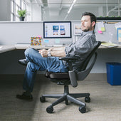 Lade das Bild in den Galerie-Viewer, Intirilife Sitzkissen aus Memoryschaum in Schwarz - 45 x 36 x 7 cm - Tragbare orthopädische Sitzauflage für Homeoffice Autofahren Ergonomisches komfortables bequemes Sitzen für Bürostuhl