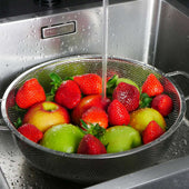 Lade das Bild in den Galerie-Viewer, Intirilife Sieb aus rostfreiem Edelstahl mit zwei Griffen - 28.5 x 10 cm - Küchen Helfer Nudel Sieb Abtropf Seiher für Reis Obst Salat Gemüsespülmaschinenfest