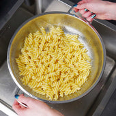 Lade das Bild in den Galerie-Viewer, Intirilife Sieb aus rostfreiem Edelstahl mit zwei Griffen - 28.5 x 10 cm - Küchen Helfer Nudel Sieb Abtropf Seiher für Reis Obst Salat Gemüsespülmaschinenfest