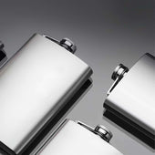 Lade das Bild in den Galerie-Viewer, Intirilife Flachmann Schnapsfläschchen Getränkebehälter aus Edelstahl in Silber mit 250 ml Füllmenge - 9.3 x 2.2 x 13.9 cm - Zum Mitnehmen von Erfrischungen für Unterwegs