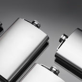 Lade das Bild in den Galerie-Viewer, Intirilife Flachmann Schnapsfläschchen Getränkebehälter aus Edelstahl in Silber mit 250 ml Füllmenge - 9.3 x 2.2 x 13.9 cm - Zum Mitnehmen von Erfrischungen für Unterwegs