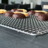 Lade das Bild in den Galerie-Viewer, Intirilife Abkühlgitter Backrost aus Edelstahl in Silber mit 42 x 29.5 cm Größe - Kuchen Abkühl Gitter Backgitter zum Backen Grillen und Auskühlen