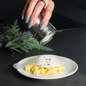 Lade das Bild in den Galerie-Viewer, Intirilife 18-teiliges Set Puderstreuer - 5 x 7 cm - 2 Pulverschüttler mit 16 verschiedenen Schablonen in Silber - Weiß - Zum Dekorieren und Bestäuben von Backwaren Kaffee und Ähnlichem