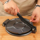 Lade das Bild in den Galerie-Viewer, Intirilife Tortillapresse Empanadapresse aus Eisen in Schwarz - 18.5 cm Durchmesser - Zum Formen von Teigwaren wie flaches Brot Pizzateig Tortillas und Ähnliches