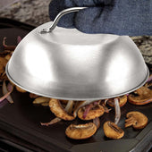 Lade das Bild in den Galerie-Viewer, Intirilife 2x Schmelzkuppel Schmelzglocke aus Edelstahl in Silber - 22.5 x 10 cm - Burger Glocke Grill Haube Abdeckhaube zum besseren Braten von Fleisch Dämpfen von Gemüse und Schmelzen von Käse
