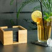 Lade das Bild in den Galerie-Viewer, Intirilife 11-teiliges Untersetzer Set aus Schieferstein in Schwarz mit Bambushalterung und Kreidestiften - 10 x 10 cm - Getränke Flaschen Glas Untersetzer zum Beschriften mit Kreide