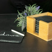 Lade das Bild in den Galerie-Viewer, Intirilife 11-teiliges Untersetzer Set aus Schieferstein in Schwarz mit Bambushalterung und Kreidestiften - 10 x 10 cm - Getränke Flaschen Glas Untersetzer zum Beschriften mit Kreide